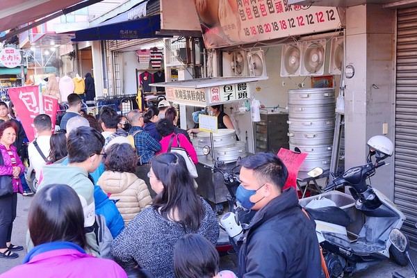 ▲▼第三市場向陽東坡蛋黃肉包。（圖／橘子狗愛吃糖提供）