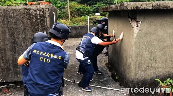 ▲ 金融機構防搶演練超逼真 瑞芳警出動空拍機陸空夾擊。（圖／記者郭世賢翻攝）