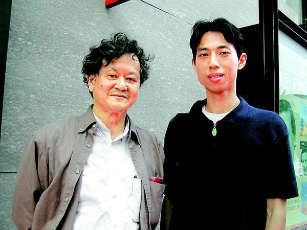 黃春明（左）次子黃國峻（右）是優秀小說家，但2003年自殺身亡，享年32歲。（聯合知識庫）