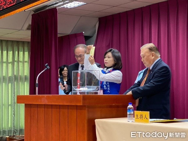 ▲台南市區域立委18日上午進行號次抽籤，台南市6個選舉區計有13個政黨31人參選搶6席。
