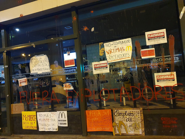 ▲祕魯首都利馬年輕人聚集在麥當勞的分店之外抗議工作條件惡劣、薪資待遇低廉。（圖／路透）