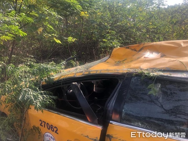 ▲計程車遭銀色自小客車攔腰撞上，雙雙飛入草叢，車身受損嚴重可見當時力道猛烈。（圖／記者蔡佩旻翻攝）