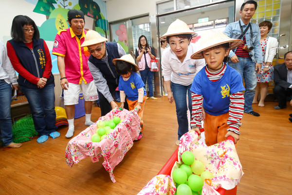 ▲盧秀燕主持石岡親子館揭牌儀式。（圖／台中市政府提供）