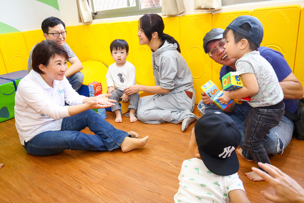 ▲盧秀燕主持石岡親子館揭牌儀式。（圖／台中市政府提供）