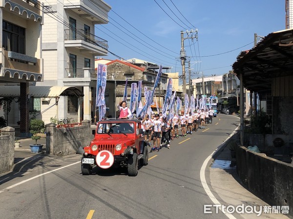 ▲▲屏南在地直排輪教練與選手18日以排輪遊行向國境之南前進，表達力挺登記第2號屏南立委候選人周佳琪             。（圖／記者陳崑福翻攝）             