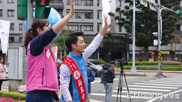 ▲▼李彥秀與蔣萬安街口拜票。（圖／記者徐斌慎攝）