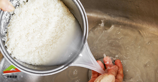 ▲▼料理前，可以先在烤盤裡放一點洗米水，洗米水可以吸附烘烤過程中食物滴落的油脂。（圖／信義居家提供）