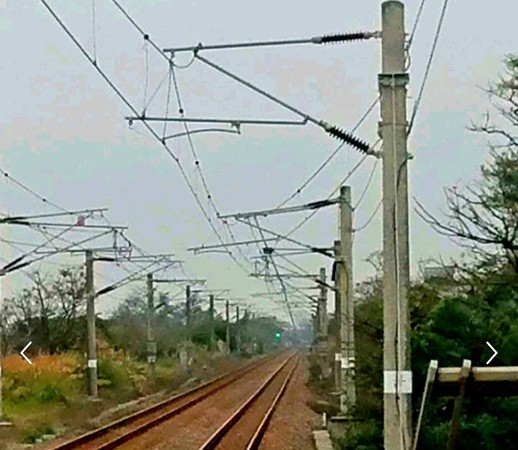 ▲▼台鐵富岡－北湖段電車線掉落。（圖／台鐵提供）