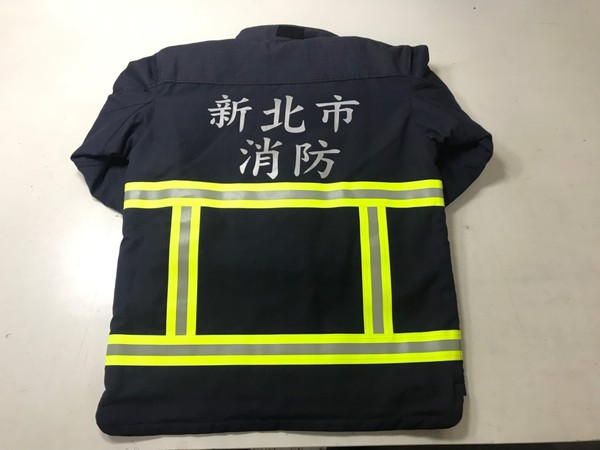 ▲鴻海科技集團宣布捐贈新北市土城區頂埔消防分隊消防衣褲鞋16套、空氣呼吸氣瓶10組。（圖／鴻海提供）