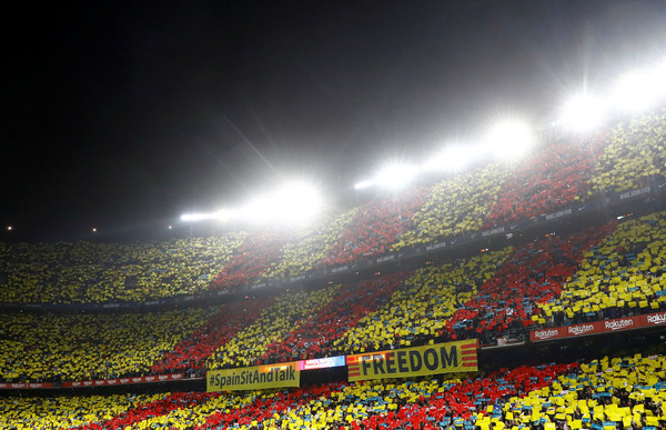 ▲西班牙皇家馬德里對上巴塞隆納的足球賽事「經典大戰」（El Clásico）18日晚間在加泰隆尼亞首府巴塞隆納諾登場，民眾集結在坎普球場（Nou Camp）內外抗議，要求當局展開對話。（圖／路透）