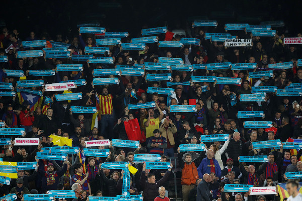 ▲西班牙皇家馬德里對上巴塞隆納的足球賽事「經典大戰」（El Clásico）18日晚間在加泰隆尼亞首府巴塞隆納諾登場，民眾集結在坎普球場（Nou Camp）內外抗議，要求當局展開對話。（圖／路透）
