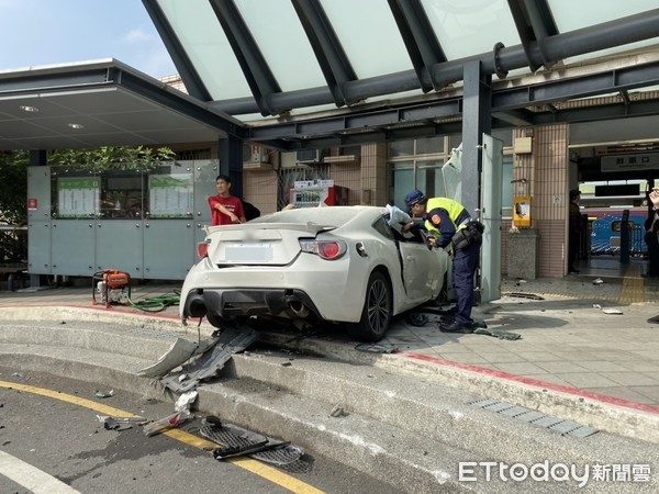 ▲▼自小客撞入新市火車站。（圖／記者林悅翻攝）