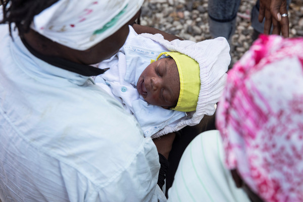 ▲海地首都太子港（Port-au-Prince）一名母親帶著孩子露宿戶外，與其他人一起逃離當地黑幫老大被謀殺之後的暴力局勢。（圖／路透）
