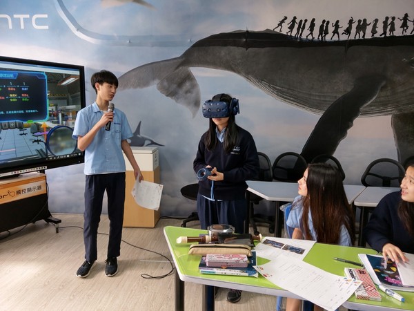 ▲宏達電建置仁愛國中VR教育示範場域　吸引海外逾20國觀摩仁愛國中曾文龍校長與HTC台灣區總經理合影。（圖／宏達電提供）