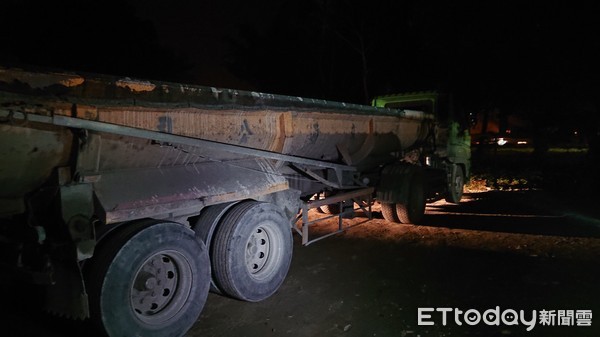 ▲▼花蓮砂石車撞擊白色自小客後加速逃離現場，涉及肇事逃逸。（圖／記者蕭可正翻攝）