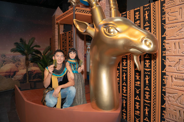 ▲▼亮哲與女兒出席埃及展             。（圖／寬宏藝術提供）