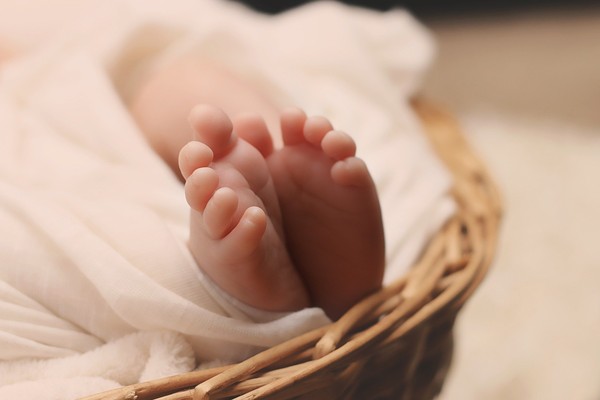 ▲希臘一名剛出生約8天的男嬰被丟棄在路邊垃圾桶裡。（示意圖／取自免費圖庫Pixabay）