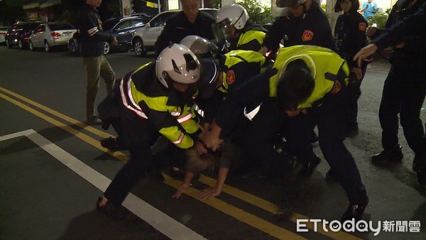 ▲▼勇警奪利斧             。（圖／記者洪正達翻攝）