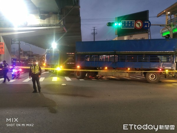 ▲▼新莊一輛聯結車視線死角內未注意單車婦人，右轉時將其輾斃輪下。（圖／記者陳豐德翻攝）