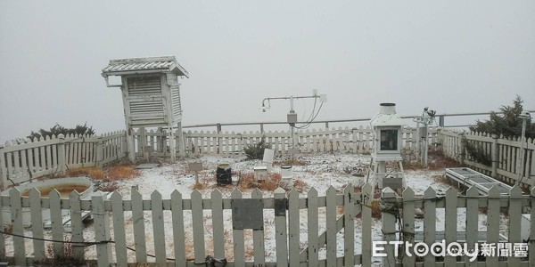 ▲▼玉山氣象站於1125雨夾雪。（圖／氣象局提供）