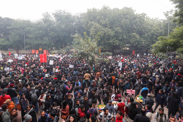 ▲印度德里民眾19日抗議，反對《公民分身修正法》（CAA）。（圖／路透）