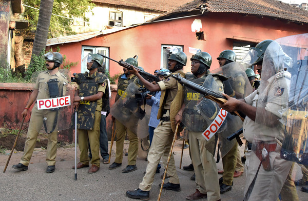 ▲印度芒格洛爾（Mangaluru）民眾19日抗議，反對《公民分身修正法》（CAA），警方出動。（圖／路透）。