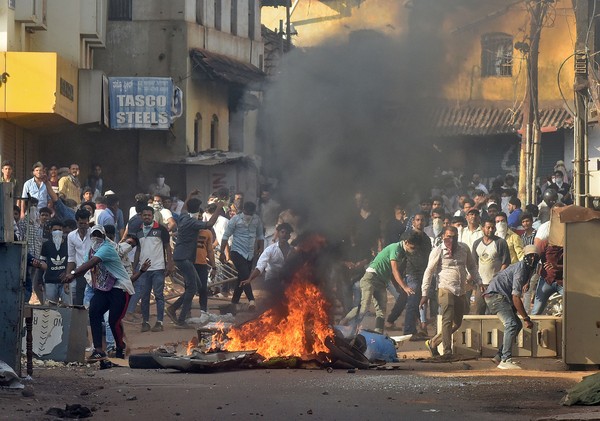 ▲印度芒格洛爾（Mangaluru）民眾19日抗議，反對《公民分身修正法》（CAA），警方出動。（圖／路透）。