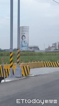 ▲民進黨雲林縣黨部20日召開「副縣長謝淑亞你又打臉縣長張麗善了」記者會，抨擊雲林縣立委候選人謝淑亞違規插設競選旗幟。（圖／記者蔡佩旻翻攝）