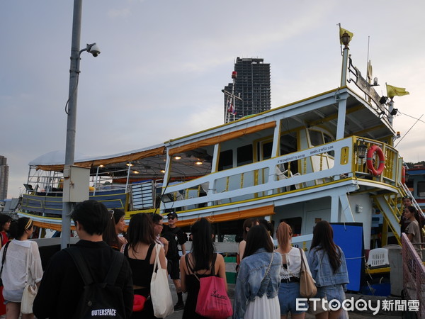 ▲泰國芭達雅搭千萬遊艇出海,海神號,芭達雅煙火秀。（圖／記者彭懷玉攝）