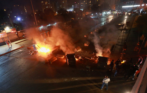 ▲黎巴嫩首都貝魯特（Beirut）民眾19日晚間抗議，反對新總理提名。（圖／路透）