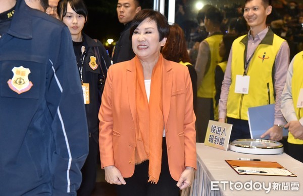 ▲▼2020副總統候選人電視政見會,余湘抵達現場    。（圖／記者李毓康攝）