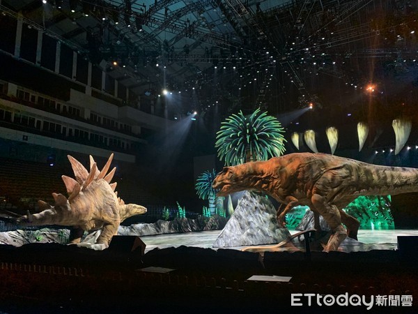 ▲▼ 全球最大型恐龍實境秀《與恐龍共舞》巡迴最終站於台北小巨蛋登場。（圖／記者林育綾攝）