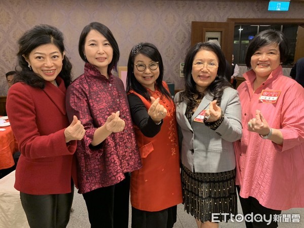 ▲▼台北市商業會第十八屆理監事會五位女性成員合影。（圖／台北市商業會提供）