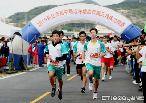 ▲ 新北首創熱血高校鐵三角接力賽 侯友宜為學子加油共譜青春回憶。（圖／新北市體育處提供）