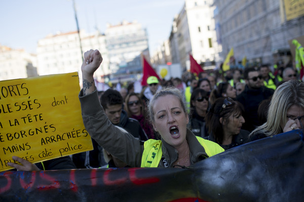 ▲因不滿油價持續上揚，法國民眾在2018年11月發起「黃色背心運動」的抗議運動。（圖／達志影像／美聯社）