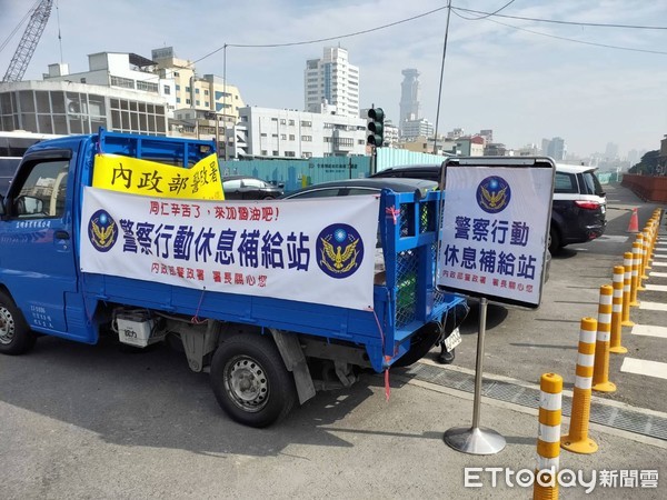 ▲高雄火車站出現警察行動休息補給站。（圖／記者吳奕靖攝）