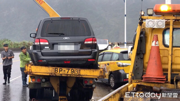 ▲ 白車濱海公路打滑路衝對向連撞2車 護人員將患者送醫救治。（圖／記者郭世賢翻攝）