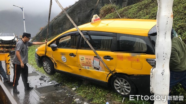 ▲ 白車濱海公路打滑路衝對向連撞2車 護人員將患者送醫救治。（圖／記者郭世賢翻攝）