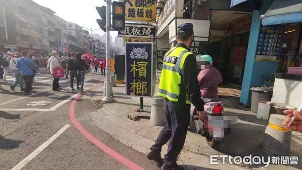 ▲民眾不爽回家的路遭堵。（圖／記者王亞志攝）