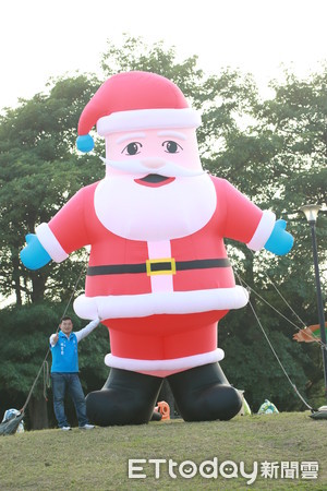 ▲斗六市準備了巨型氣球聖誕老人，以及全雲林最高的裝置藝術聖誕樹，超醒目吸睛，為聖誕佳節增添不少氣氛。（圖／記者蔡佩旻翻攝）