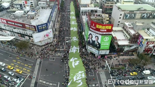 韓國瑜酸「民主遮羞布」布條下沒人　罷韓團體：麻痺自己麻醉韓粉 | ETt