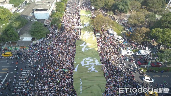 南華早報報導「挺韓、罷韓遊行」：萬人上街抗議總統候選人韓國瑜 | ETt