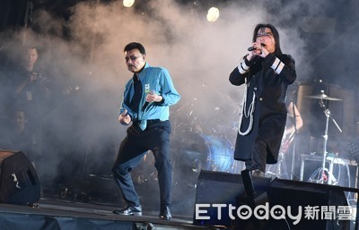 余天同台林昶佐學化「熊貓妝」！　忘情比「刷吉他」姿勢嗨翻粉絲