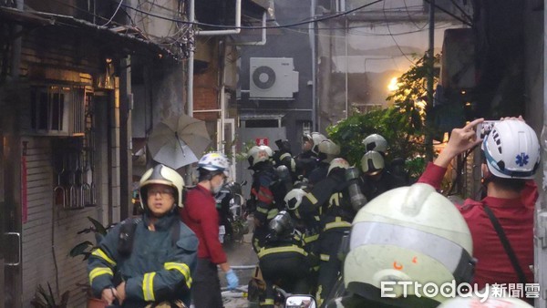 ▲▼台北市大同區伊寧街住宅火警，現在搶救中。（圖／記者黃彥傑攝）