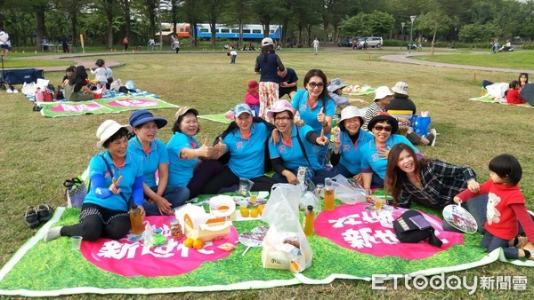 ▲屏東國際青商會舉辦千人公益親子野餐派對，21日下午在南州運動公園擠滿了許多家庭一起野餐、玩遊戲，場面熱鬧             。（圖／記者陳崑福翻攝）