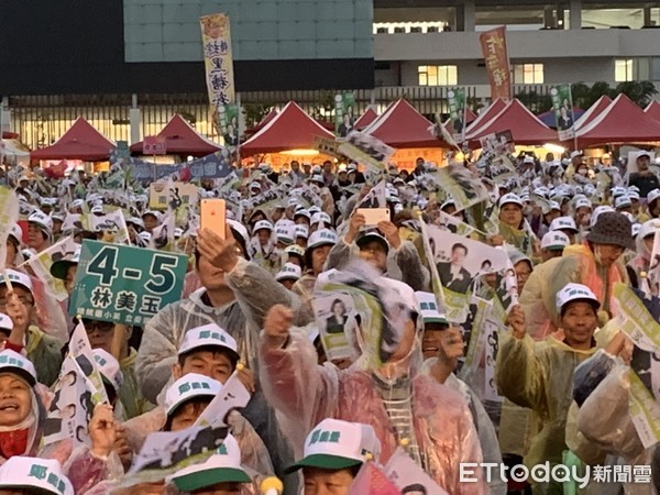 ▲正副總統等大咖雲集為立委候選人鄭寶清助選，現場湧進大批支持者搖旗吶喊。（圖／記者沈繼昌攝）