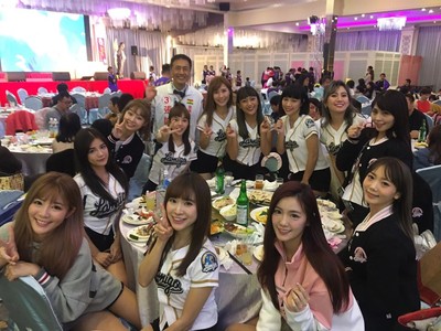 立委拜票巧遇桃猿隊Rakuten Girls！網友羨慕炸：你是幸福的男人