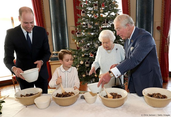 ▲▼英國王室做聖誕節布丁。（圖／翻攝自Facebook／The Royal Family）