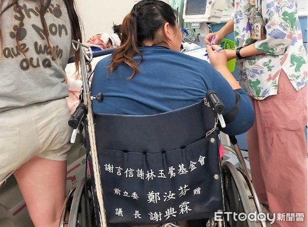 ▲莊姓國三女學生21日發生車禍，其9月才剛發生車禍的母親，坐著輪椅到醫院探視女兒。（圖／記者白珈陽翻攝）