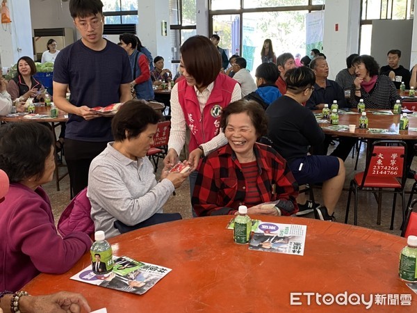 ▲成大生物科技中心，與市議員蔡筱薇共同合作，在林森路的東寧大學社區聯合活動中心舉辦「耶誕送暖愛心供餐活動」。（圖／記者林悅翻攝，下同）